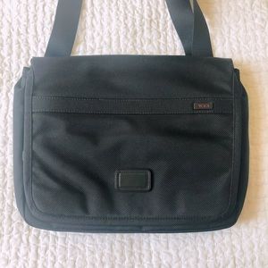 Tumi crossbody one side bag messenger unisex